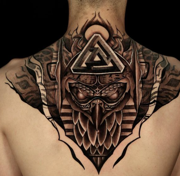 Tatuaje de pájaro en espalda